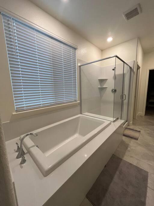 Brand-New, Beautiful & Stylish Home In Sacramento! Exterior foto